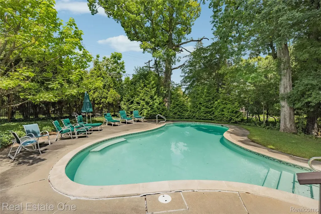 2250 Bloomfield Woods Court West Bloomfield Charter Township MI 48323