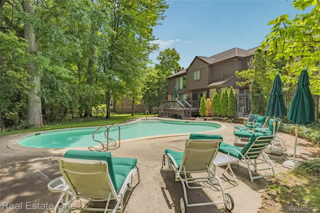 2250 Bloomfield Woods Court West Bloomfield Charter Township MI 48323
