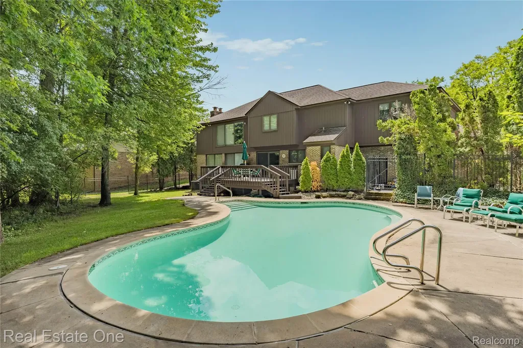 2250 Bloomfield Woods Court West Bloomfield Charter Township MI 48323