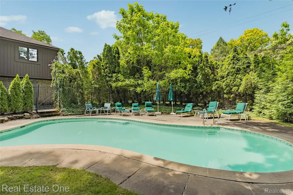 2250 Bloomfield Woods Court West Bloomfield Charter Township MI 48323