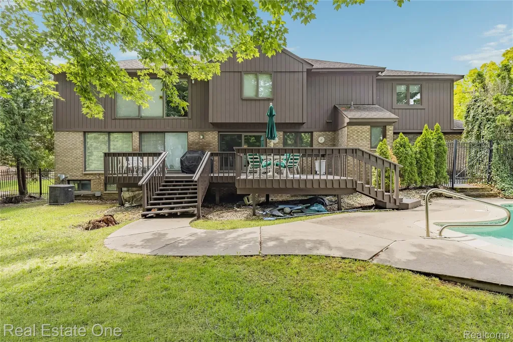 2250 Bloomfield Woods Court West Bloomfield Charter Township MI 48323