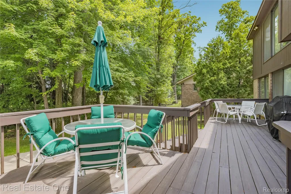 2250 Bloomfield Woods Court West Bloomfield Charter Township MI 48323