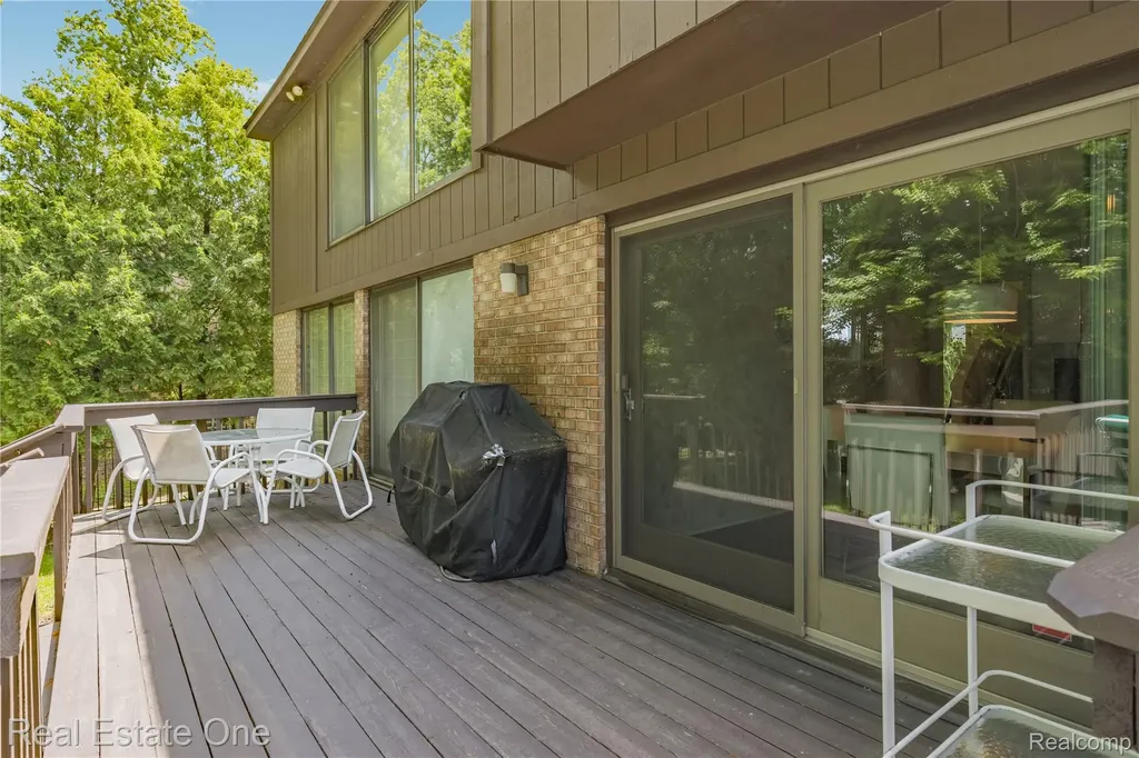 2250 Bloomfield Woods Court West Bloomfield Charter Township MI 48323