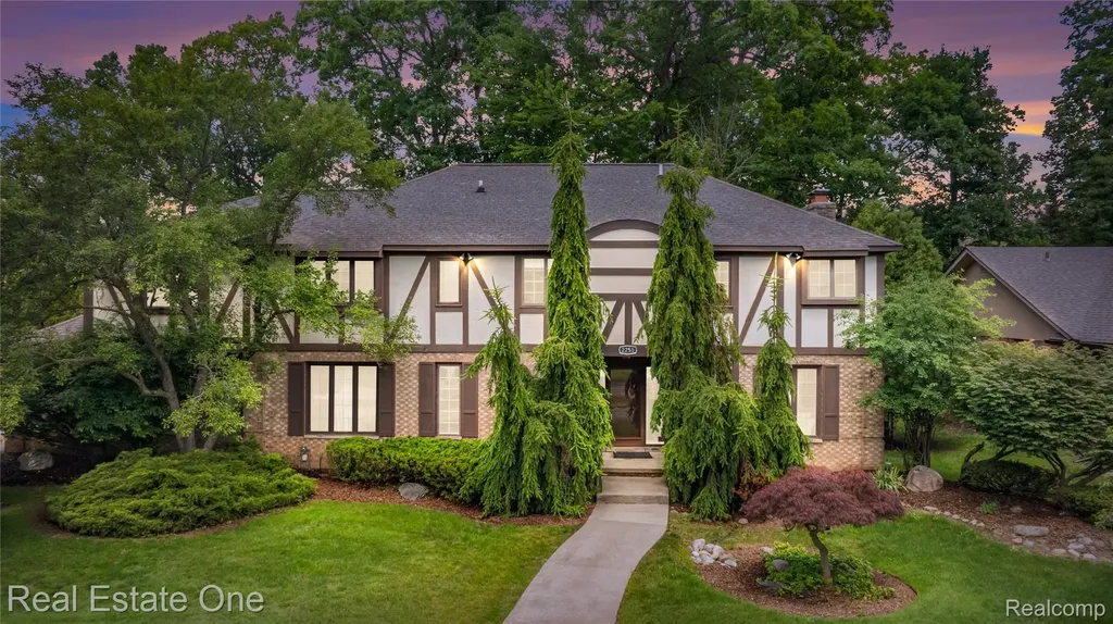 2250 Bloomfield Woods Court West Bloomfield Charter Township MI 48323