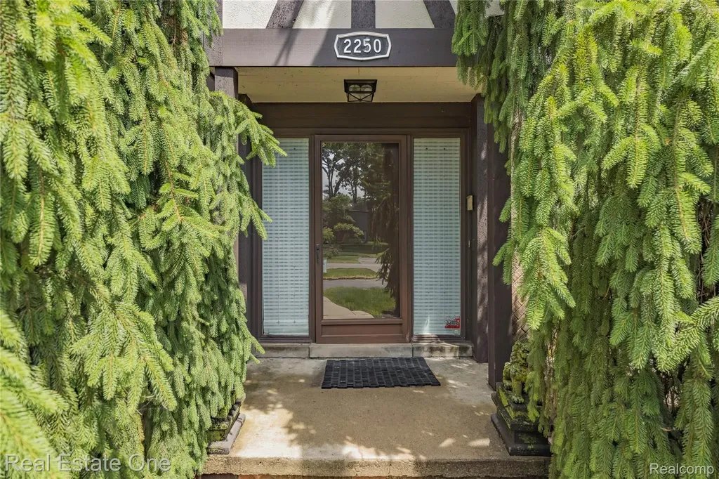 2250 Bloomfield Woods Court West Bloomfield Charter Township MI 48323