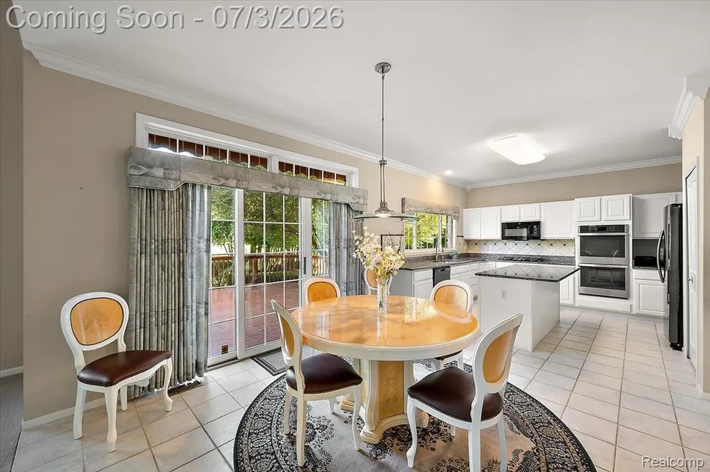 376 Bracken Court Troy City MI 48098