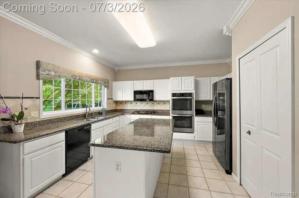 376 Bracken Court Troy City MI 48098