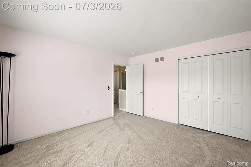 376 Bracken Court Troy City MI 48098