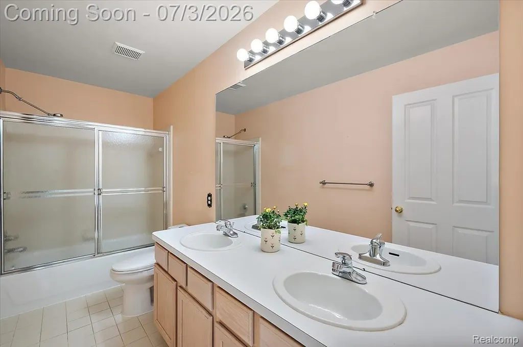 376 Bracken Court Troy City MI 48098