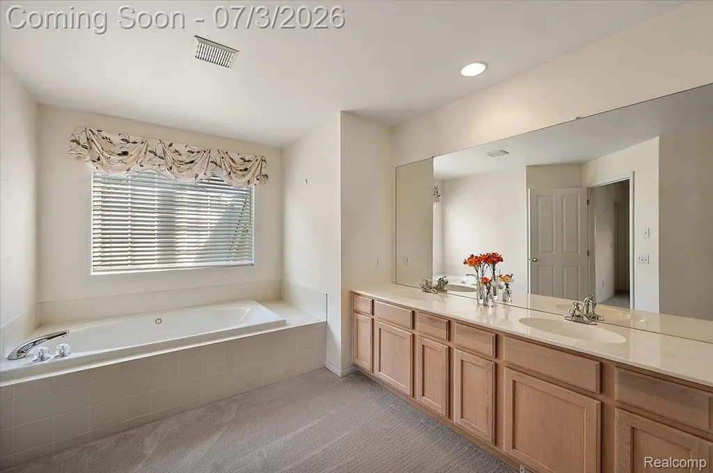 376 Bracken Court Troy City MI 48098