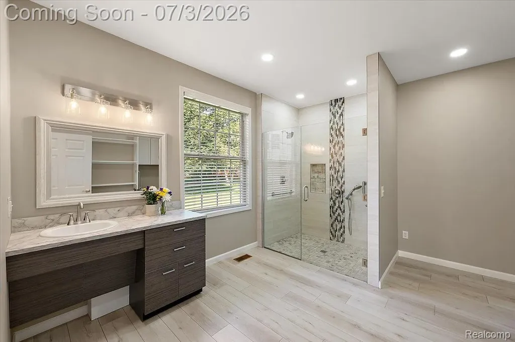 376 Bracken Court Troy City MI 48098