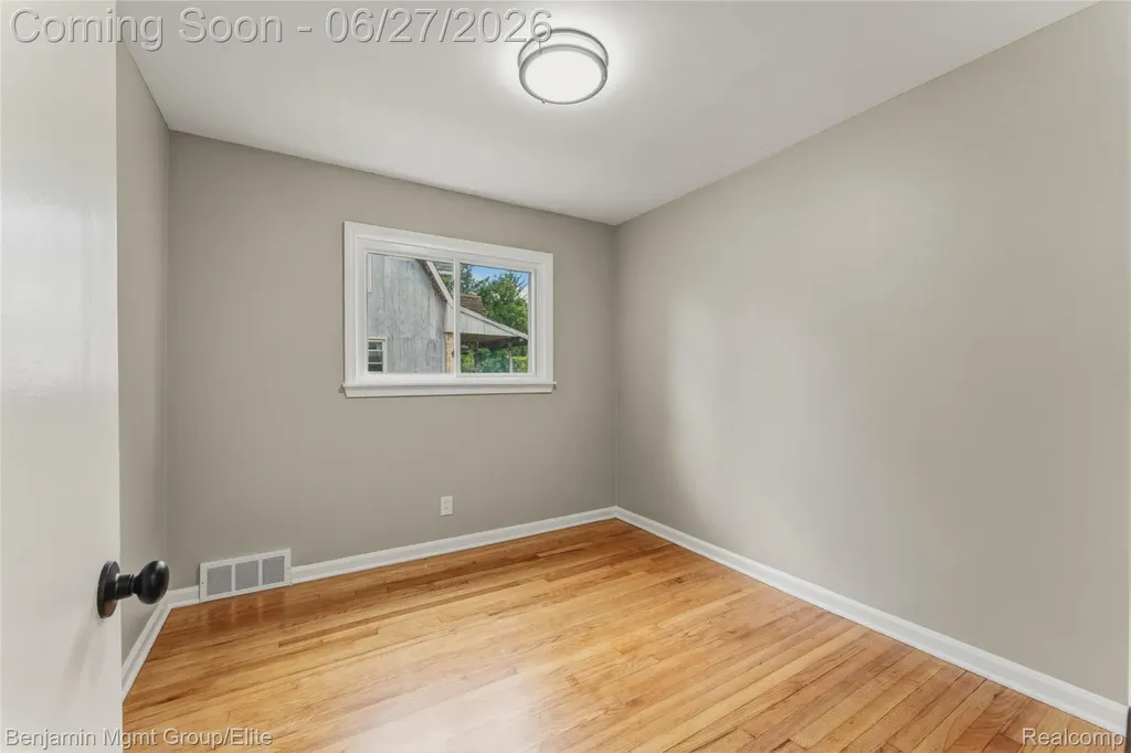 22584 Marine Avenue Eastpointe City MI 48021