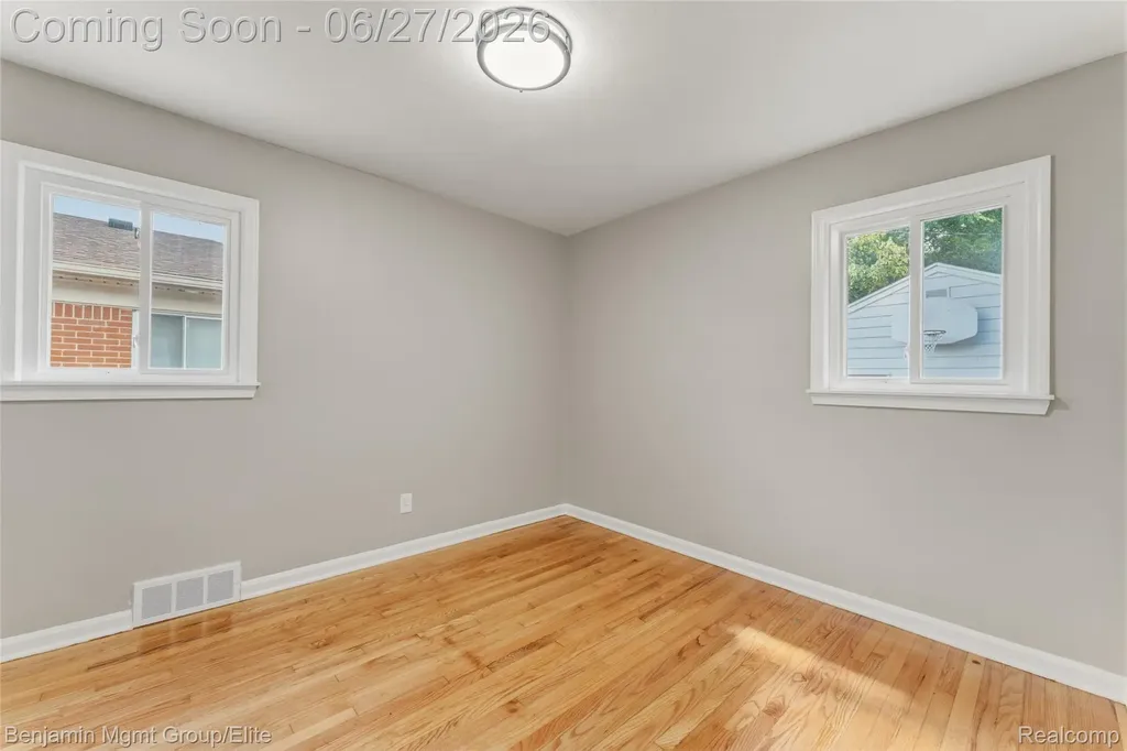 22584 Marine Avenue Eastpointe City MI 48021