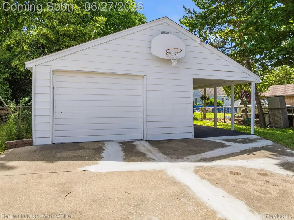 22584 Marine Avenue Eastpointe City MI 48021