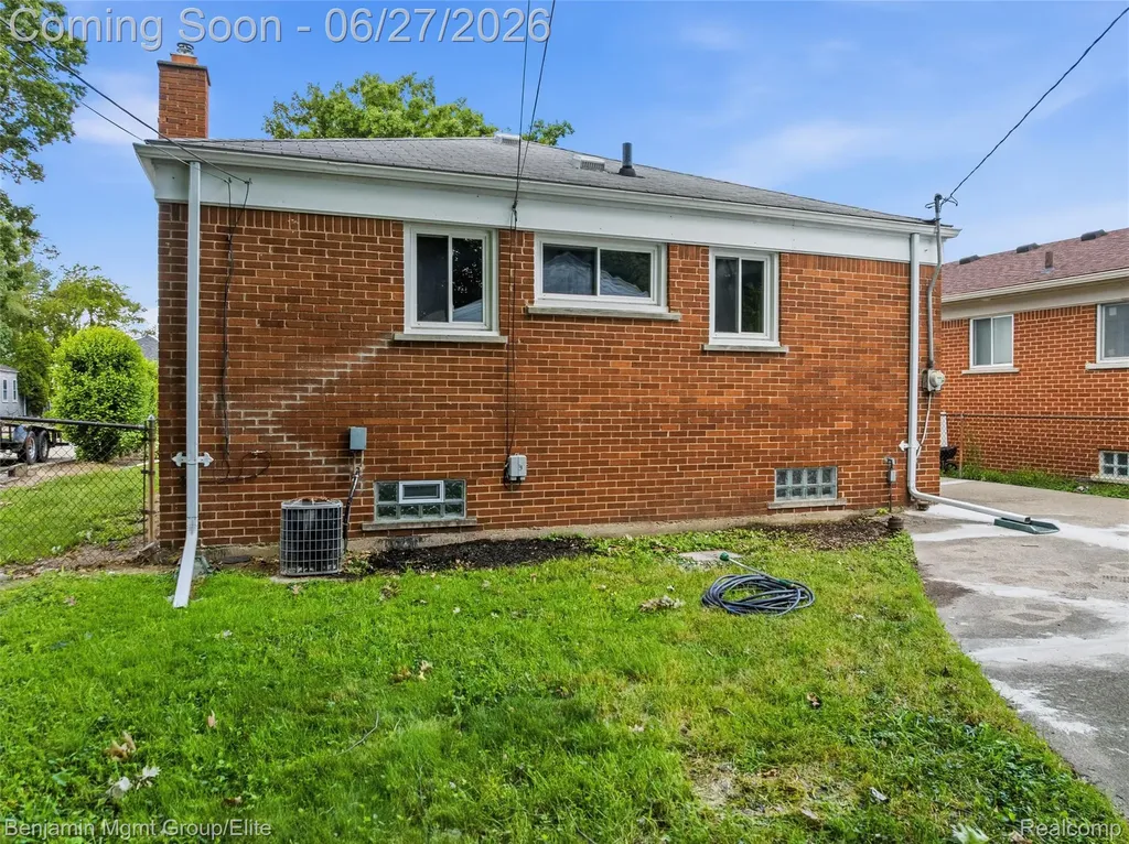 22584 Marine Avenue Eastpointe City MI 48021