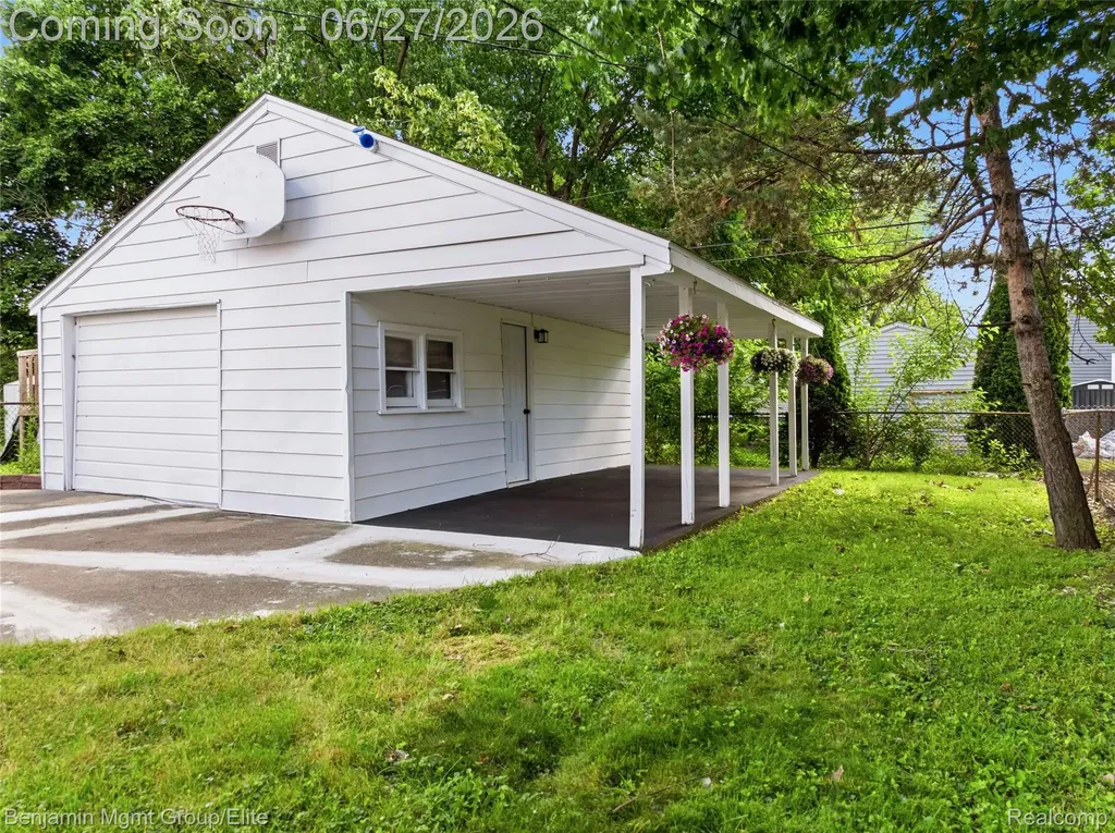 22584 Marine Avenue Eastpointe City MI 48021