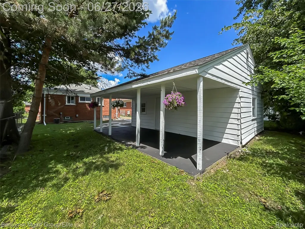 22584 Marine Avenue Eastpointe City MI 48021
