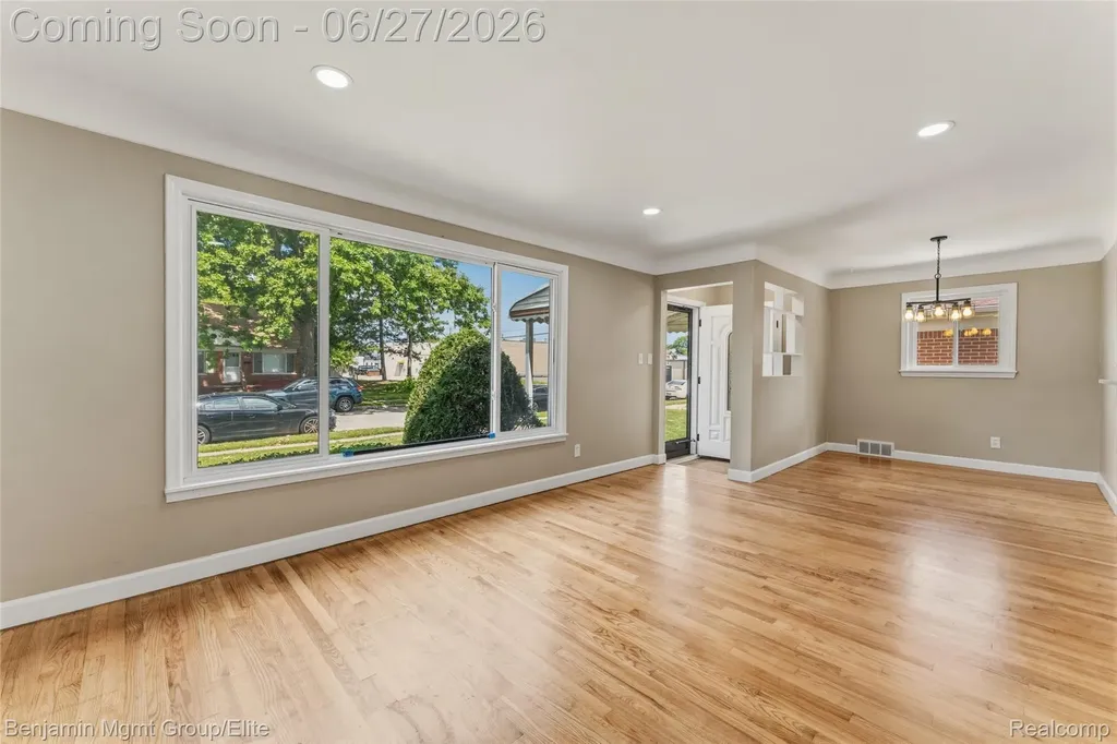 22584 Marine Avenue Eastpointe City MI 48021