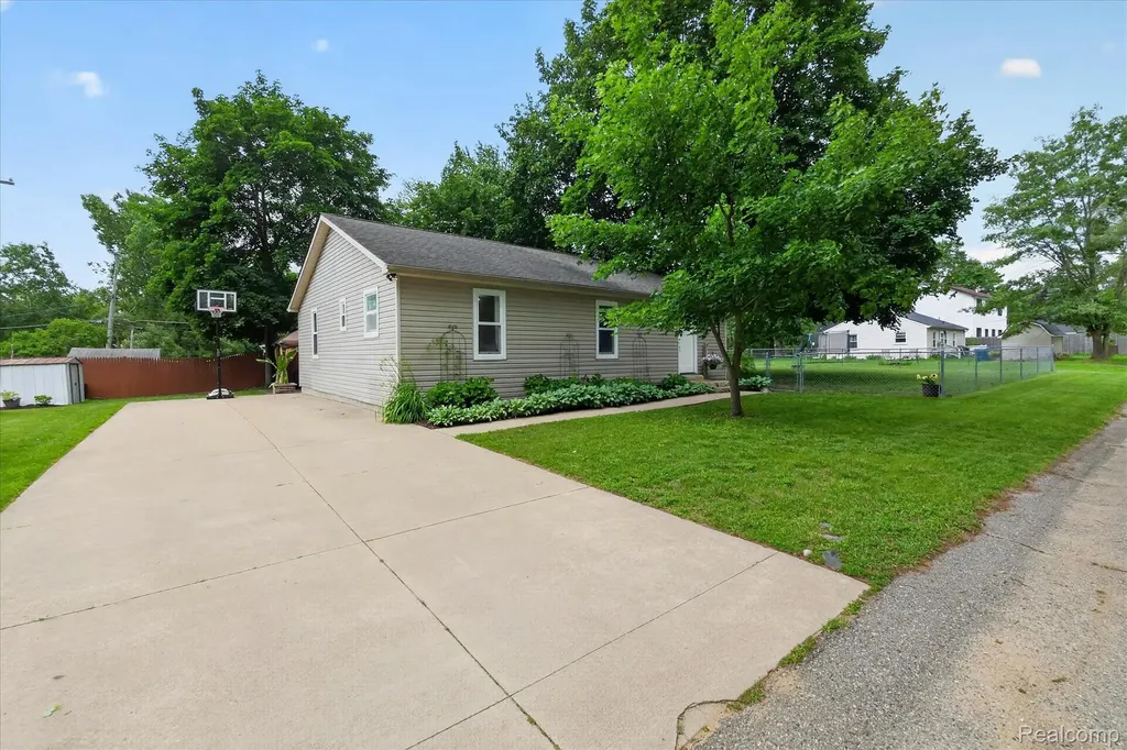 9115 Maplewood Drive White Lake Charter Township MI 48386