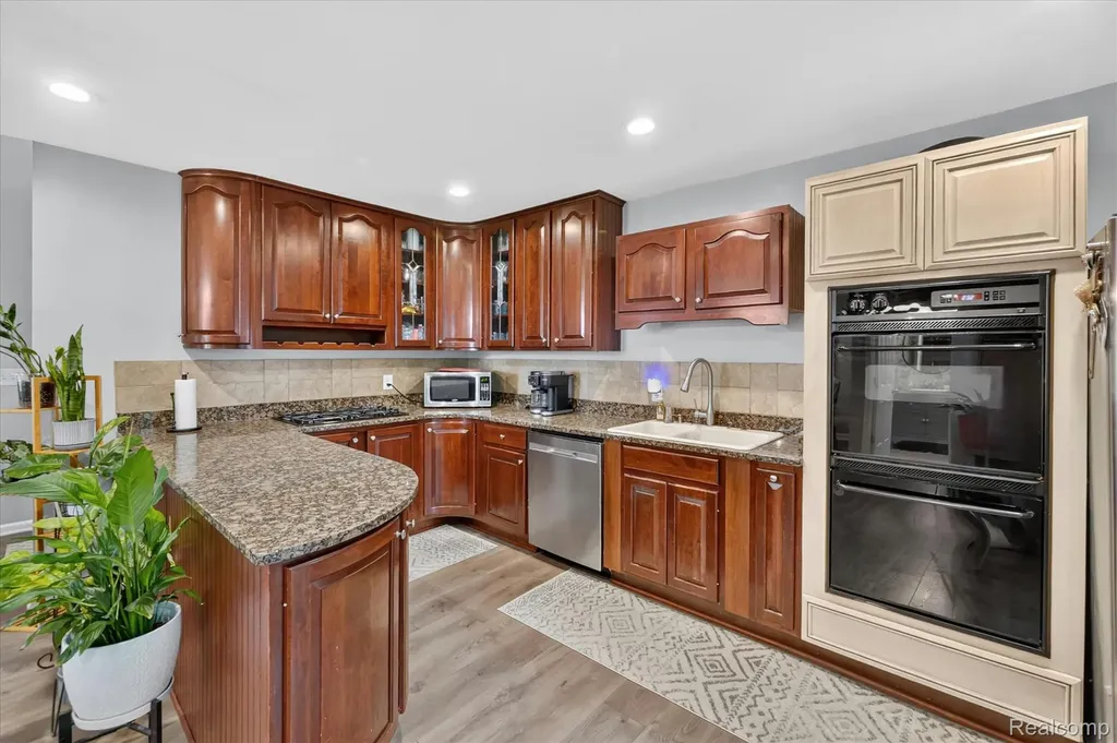 9115 Maplewood Drive White Lake Charter Township MI 48386