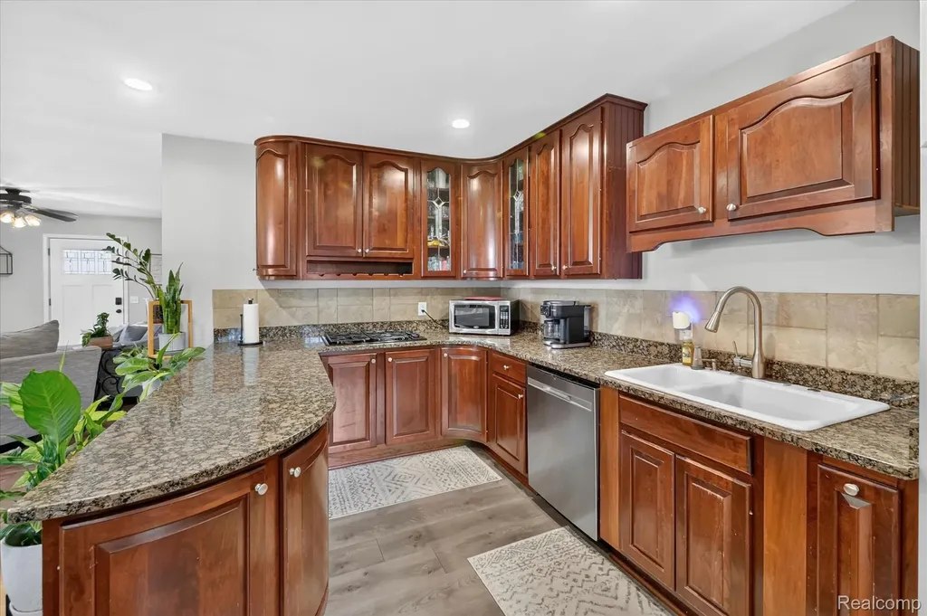 9115 Maplewood Drive White Lake Charter Township MI 48386