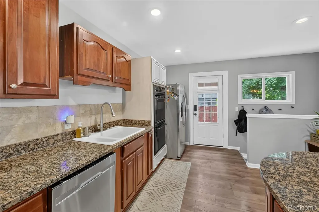 9115 Maplewood Drive White Lake Charter Township MI 48386