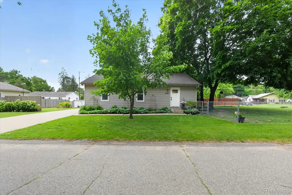 9115 Maplewood Drive White Lake Charter Township MI 48386