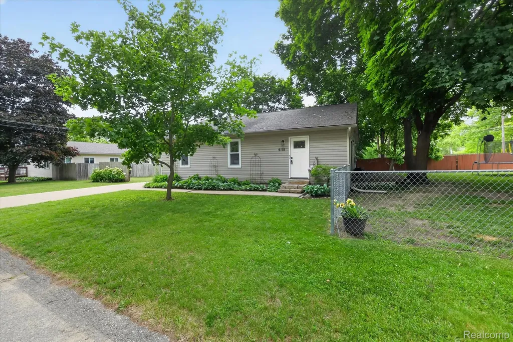 9115 Maplewood Drive White Lake Charter Township MI 48386