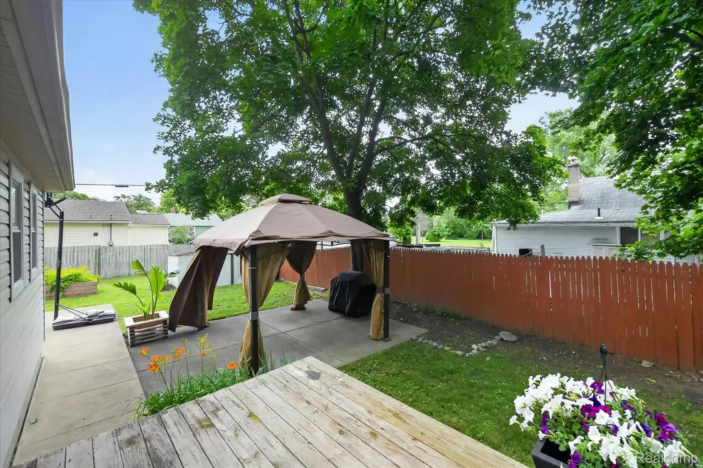 9115 Maplewood Drive White Lake Charter Township MI 48386