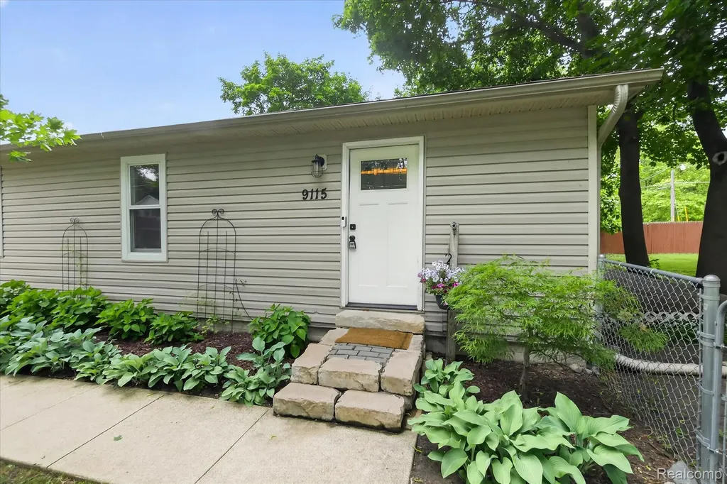 9115 Maplewood Drive White Lake Charter Township MI 48386
