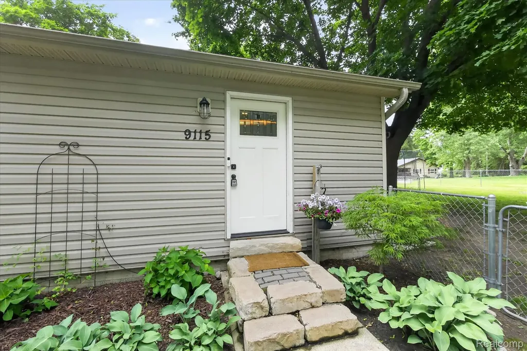 9115 Maplewood Drive White Lake Charter Township MI 48386