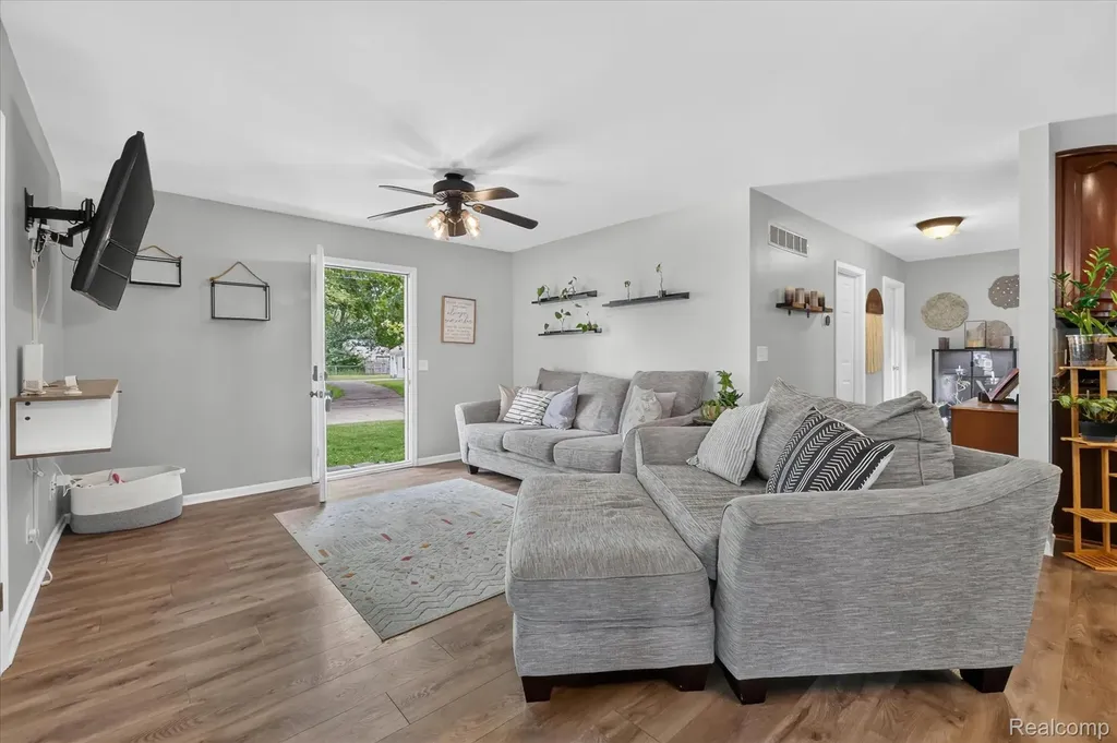 9115 Maplewood Drive White Lake Charter Township MI 48386