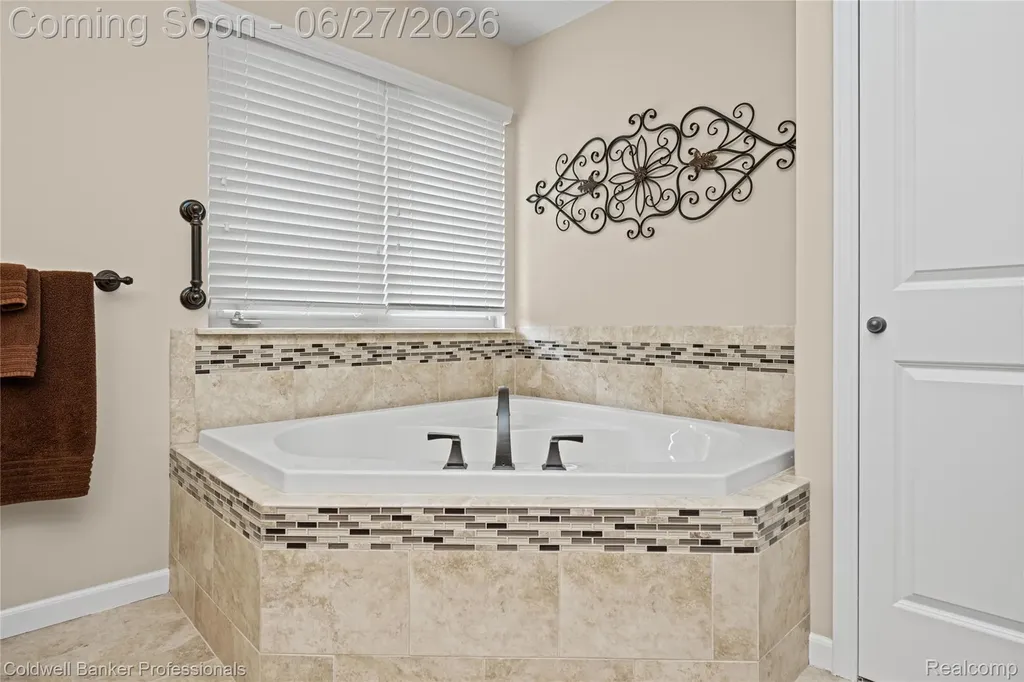 16238 Via Mera Macomb Township MI 48042