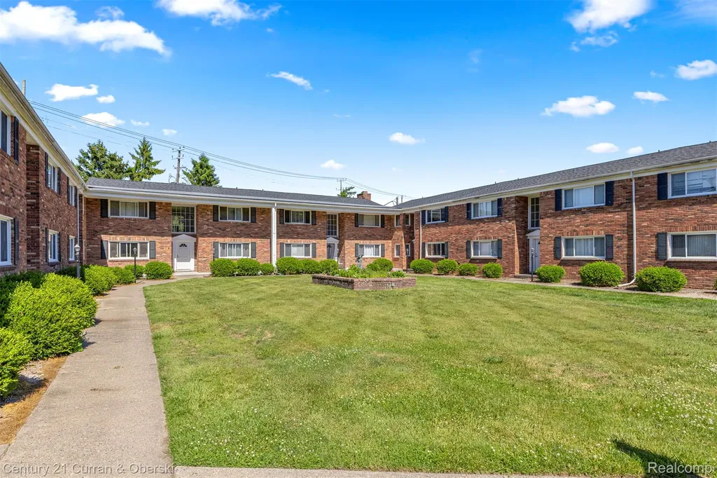 31831 Grand River Avenue Farmington City MI 48336