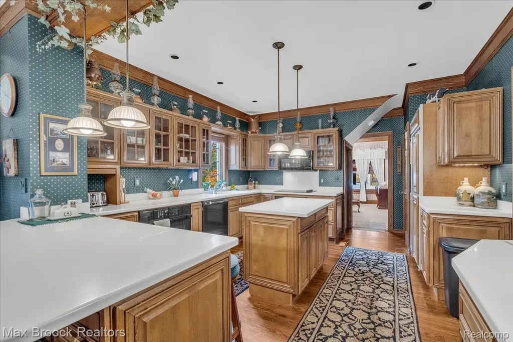 11 Poplar Park Boulevard Pleasant Ridge City MI 48069