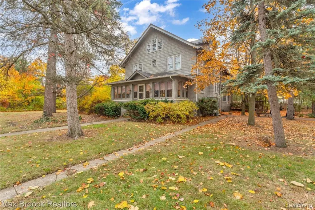 11 Poplar Park Boulevard Pleasant Ridge City MI 48069