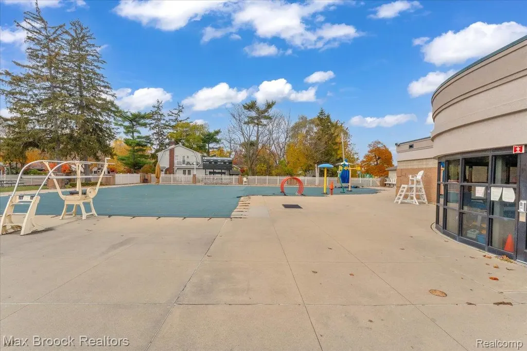 11 Poplar Park Boulevard Pleasant Ridge City MI 48069