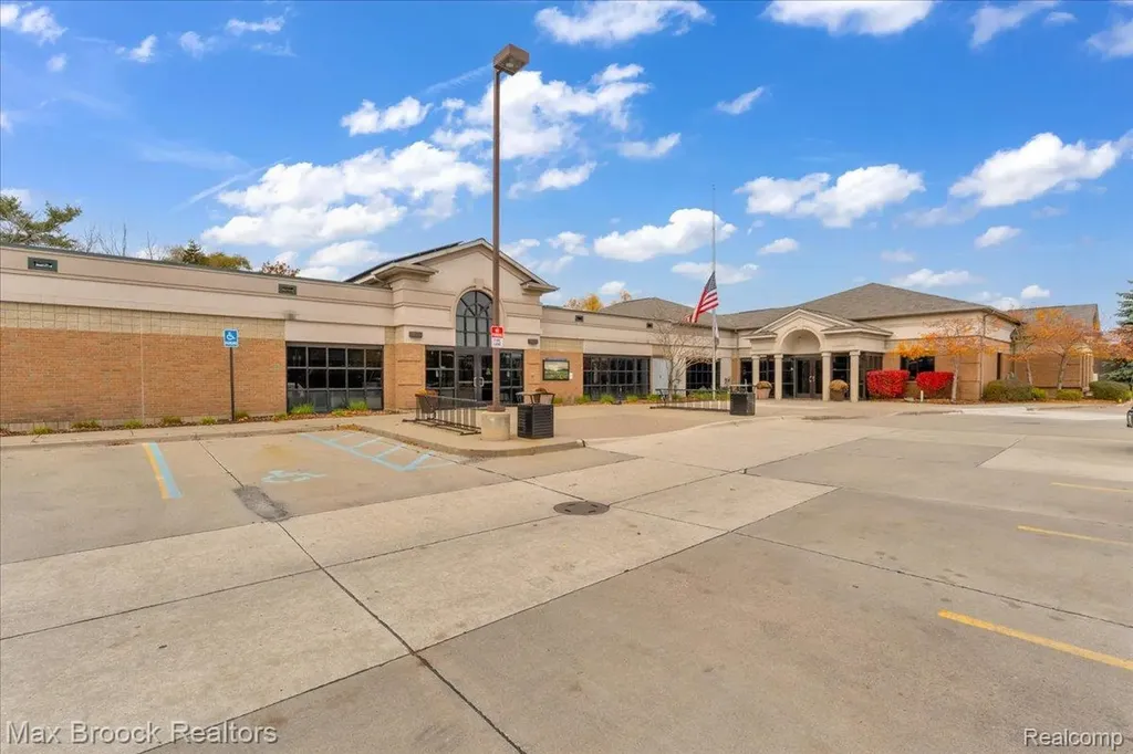 11 Poplar Park Boulevard Pleasant Ridge City MI 48069