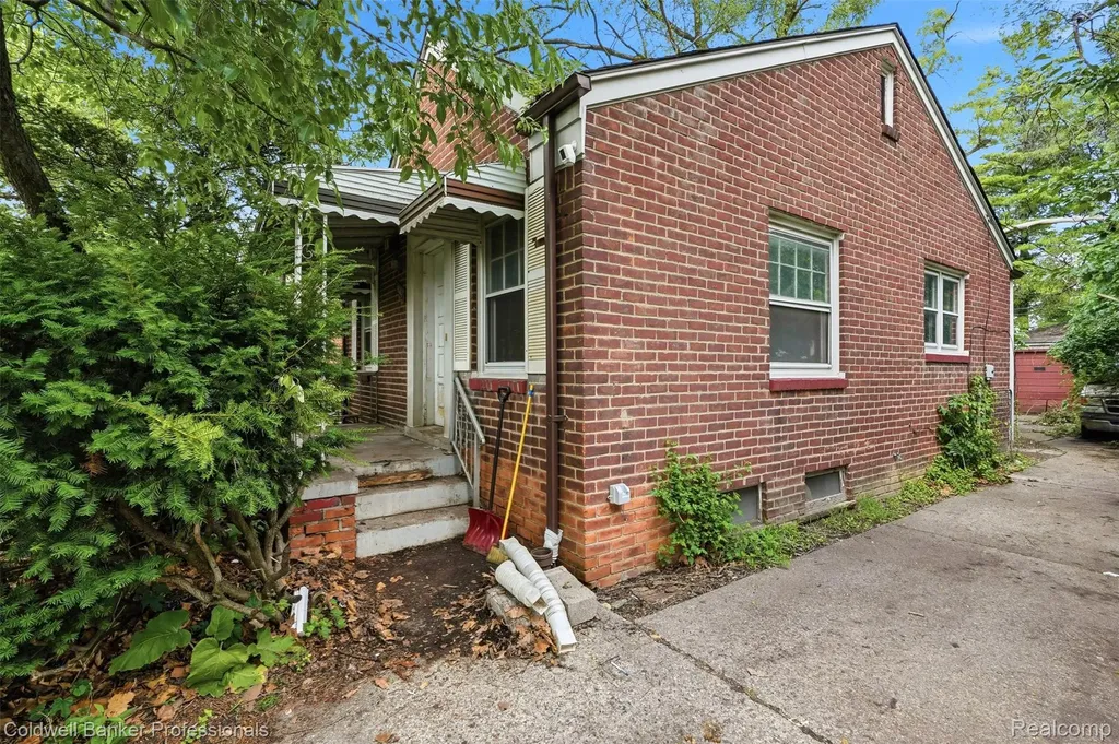 18262 Lindsay Street Detroit City MI 48235