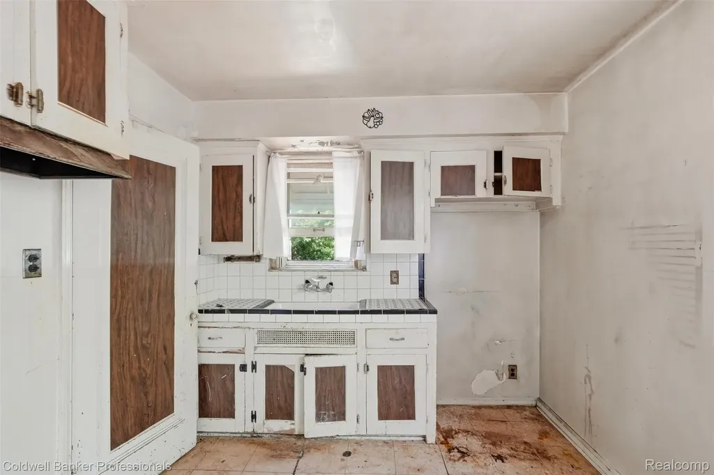 18262 Lindsay Street Detroit City MI 48235