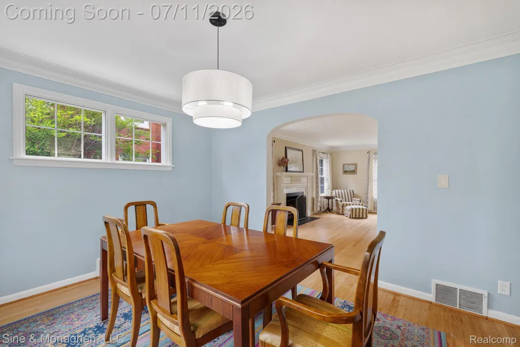 679 Neff Road Grosse Pointe City MI 48230
