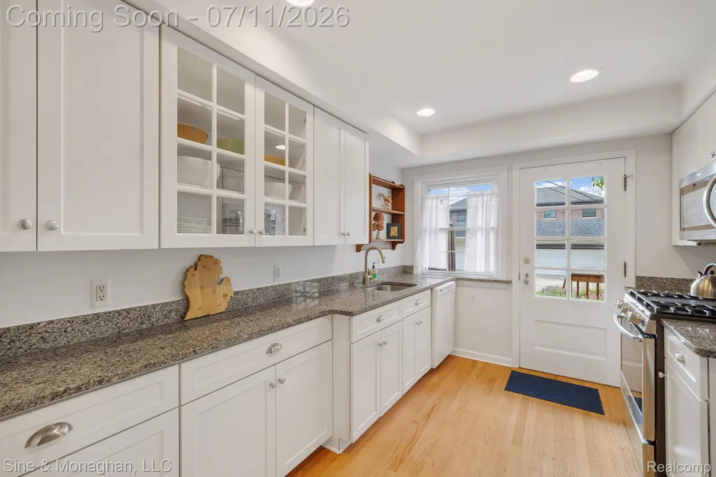 679 Neff Road Grosse Pointe City MI 48230