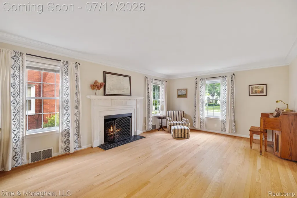 679 Neff Road Grosse Pointe City MI 48230
