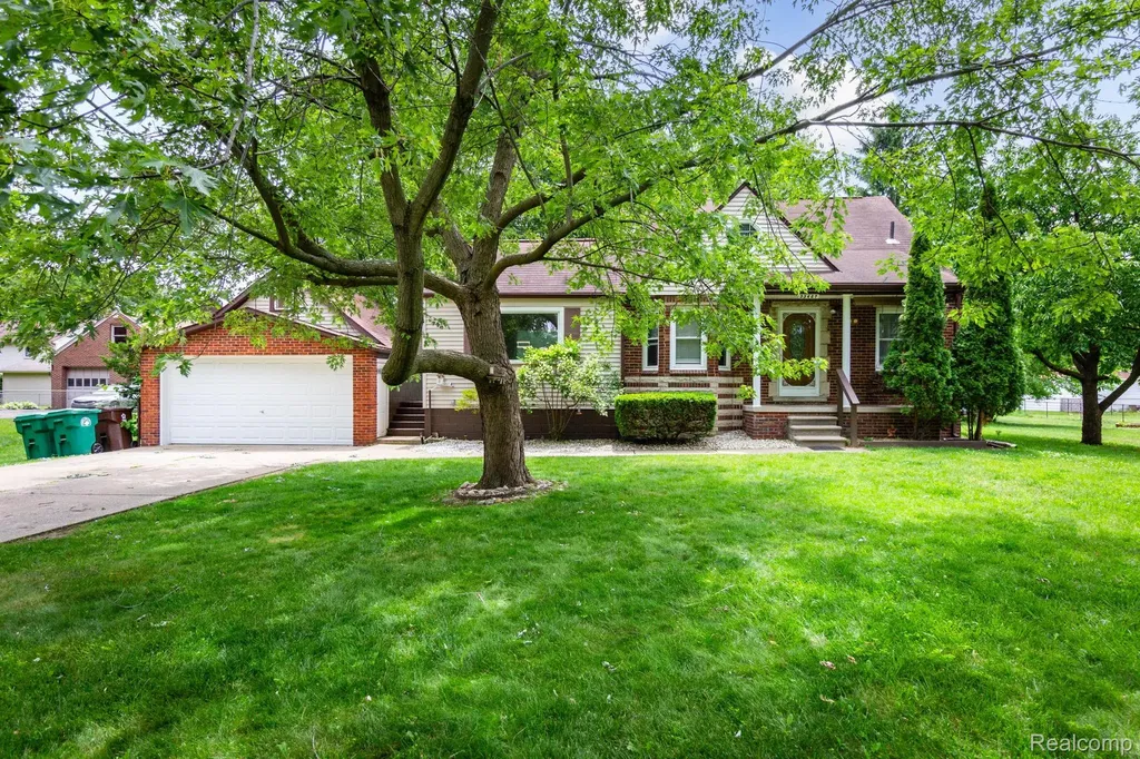 33627 Bock Street Garden City City MI 48135