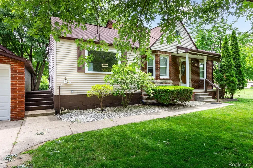 33627 Bock Street Garden City City MI 48135