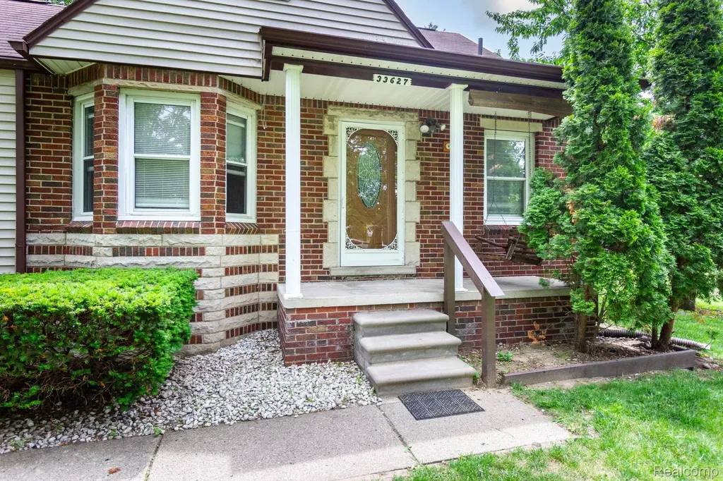 33627 Bock Street Garden City City MI 48135