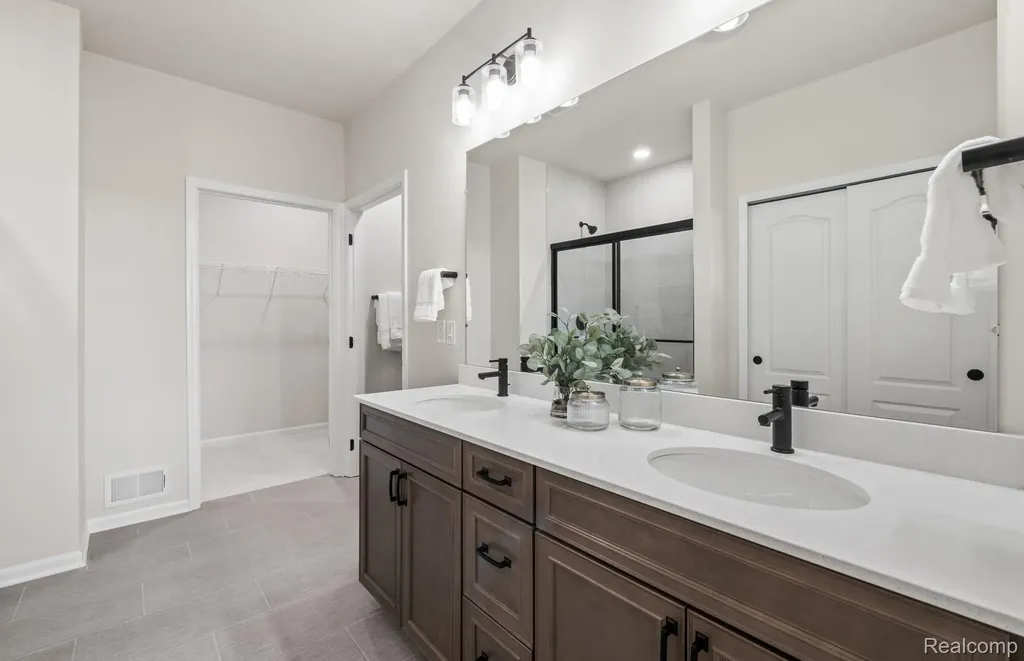 3069 Wyvern Lake Orion Village MI 48259