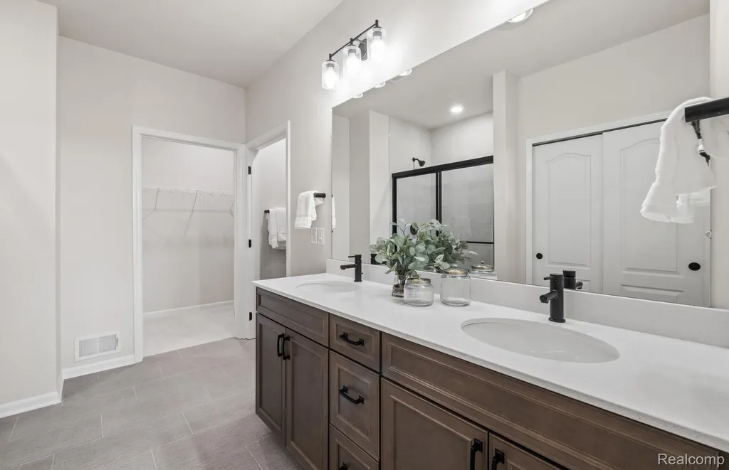 3069 Wyvern Orion Charter Township MI 48359