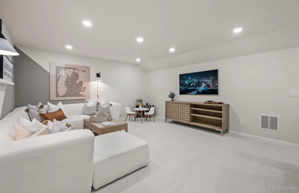 3069 Wyvern Lake Orion Village MI 48259