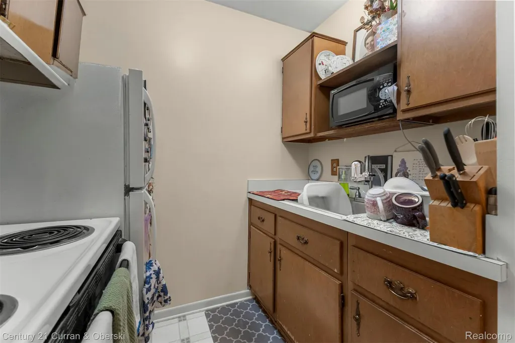 31831 Grand River Avenue Farmington City MI 48336